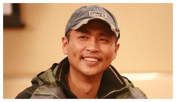 因《士兵突击》走红,45岁患癌不幸去世,葬礼上王宝强失声痛哭