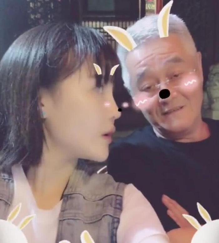 分手赵本山女儿天佑现任曝光,热恋时一起买菜做饭,分手要30万