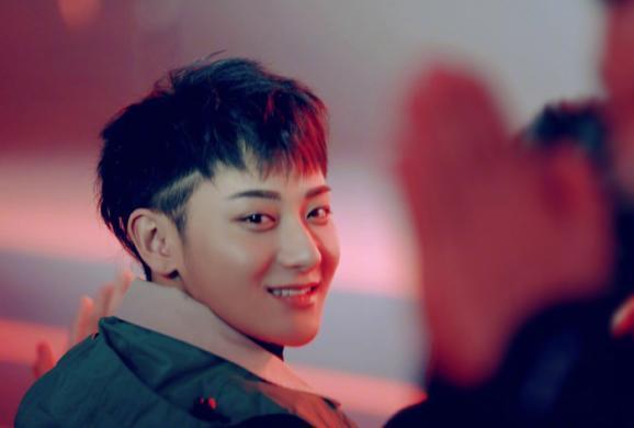 否认恋情都这么搞笑?黄子韬自称女友是“方否认”，妹妹是方怡然