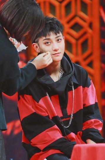 否认恋情都这么搞笑?黄子韬自称女友是“方否认”，妹妹是方怡然