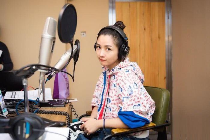 二婚后生第3个孩子的女星，何洁大秀全家福，她至今未爆料孩子爸