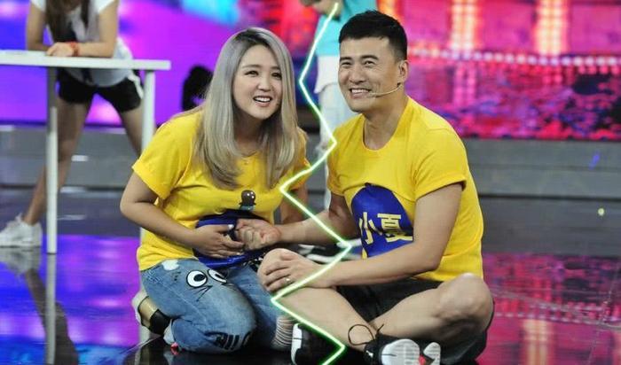 二婚后生第3个孩子的女星，何洁大秀全家福，她至今未爆料孩子爸