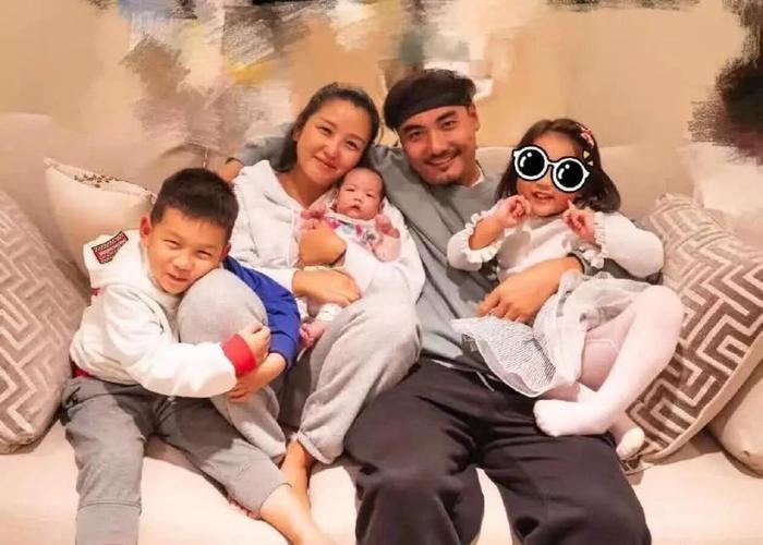 二婚后生第3个孩子的女星，何洁大秀全家福，她至今未爆料孩子爸