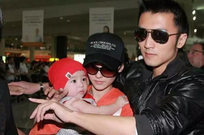 二婚后生第3个孩子的女星，何洁大秀全家福，她至今未爆料孩子爸