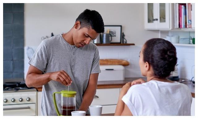 夫妻俩夜里进行夫妻生活时，被起夜的儿子发现