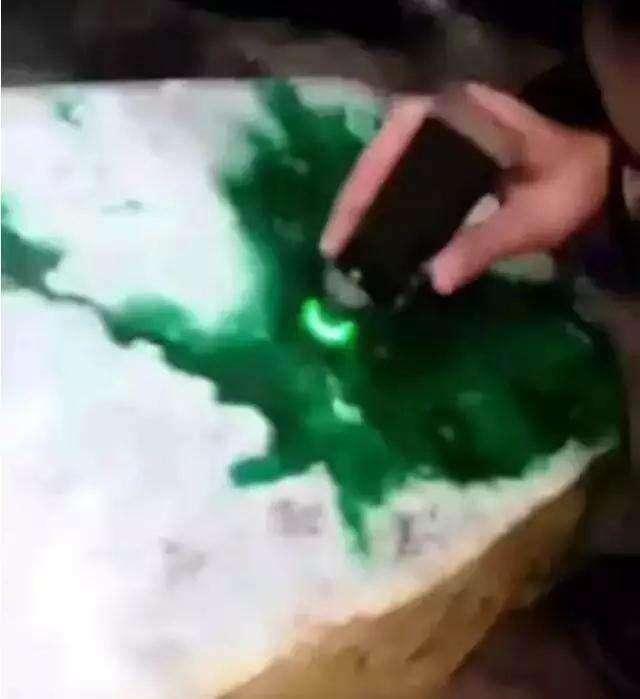 带您回顾, 1亿翡翠毛料切出几十亿帝王绿! 赌石暴涨的一天