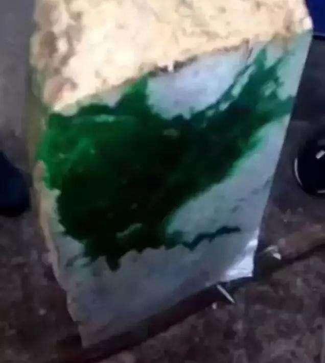 带您回顾, 1亿翡翠毛料切出几十亿帝王绿! 赌石暴涨的一天