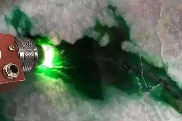 带您回顾, 1亿翡翠毛料切出几十亿帝王绿! 赌石暴涨的一天