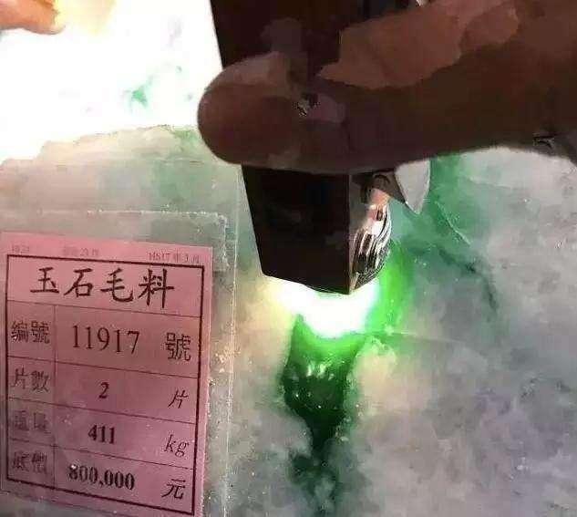 带您回顾, 1亿翡翠毛料切出几十亿帝王绿! 赌石暴涨的一天