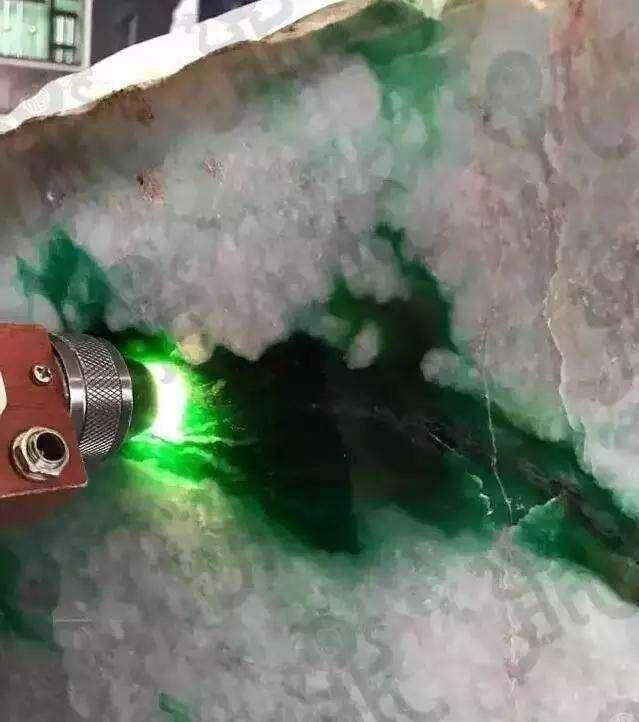 带您回顾, 1亿翡翠毛料切出几十亿帝王绿! 赌石暴涨的一天