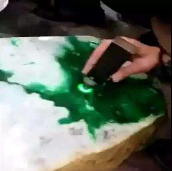 带您回顾, 1亿翡翠毛料切出几十亿帝王绿! 赌石暴涨的一天