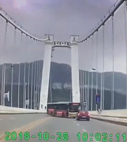 重庆公交车坠江事件：3秒夺走15条人命，请远离你身边的贱人！