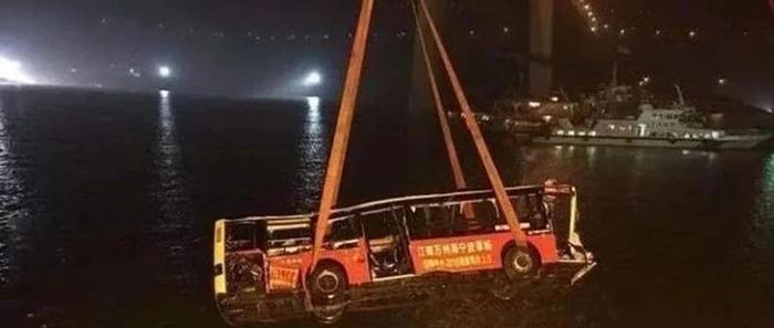 重庆公交车坠江事件：3秒夺走15条人命，请远离你身边的贱人！